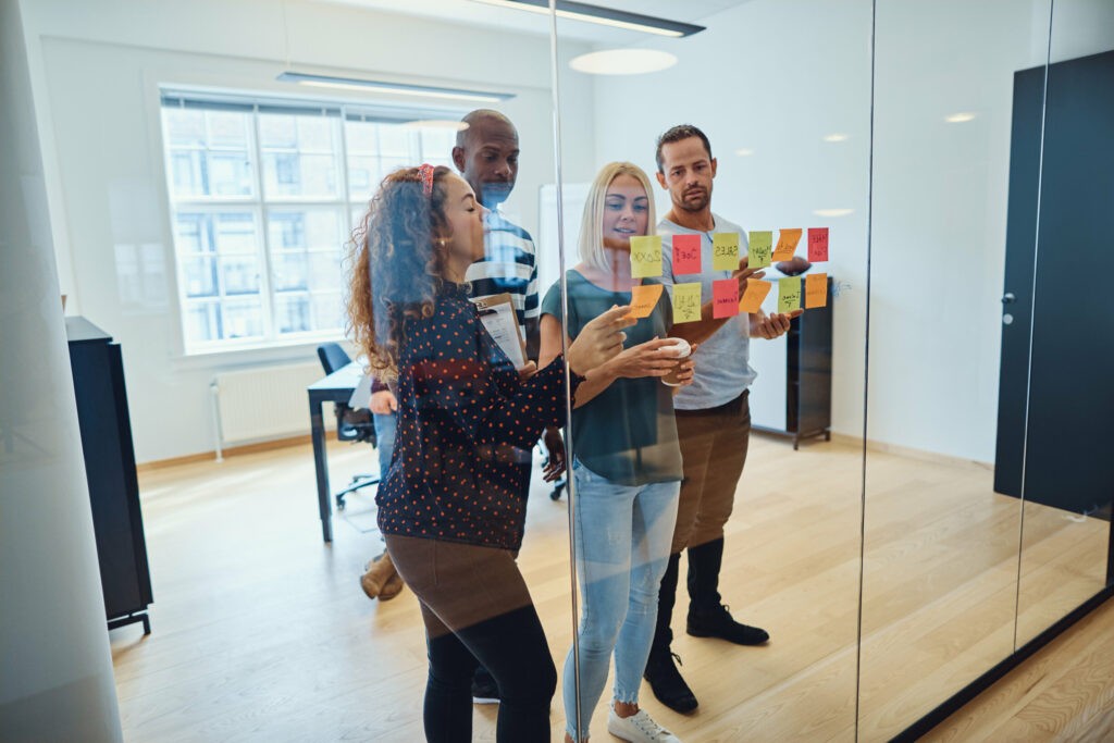 collegues debout formation post it