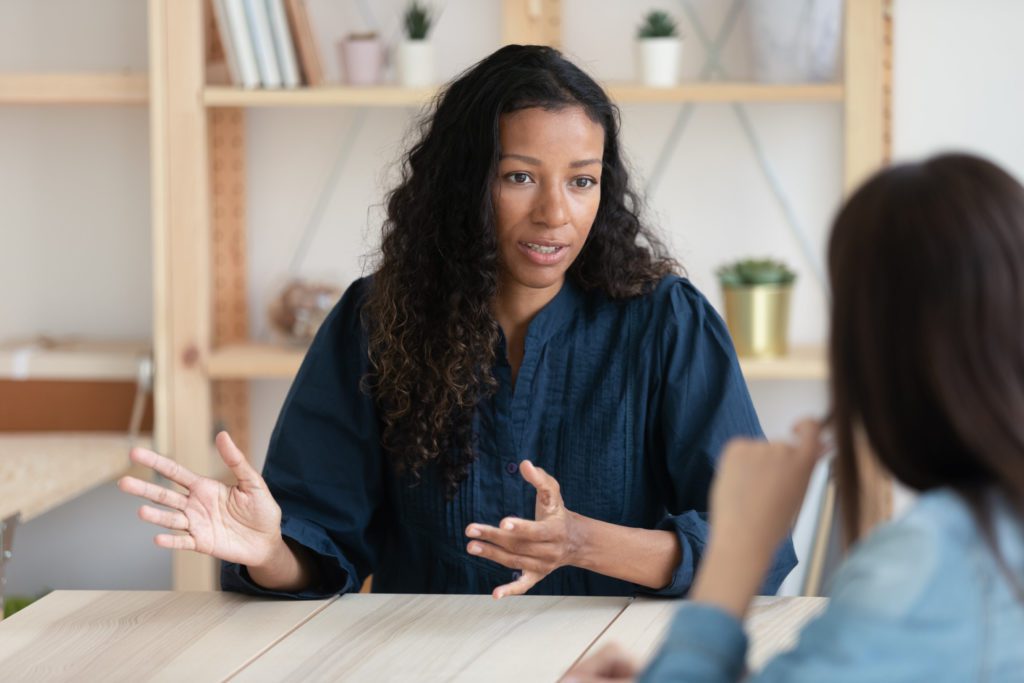 femme manager face à une collaboratrice en réunion