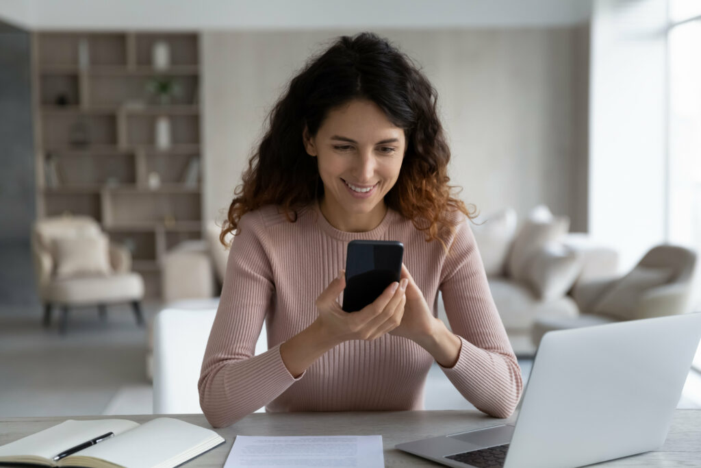femme brune souriante smartphone