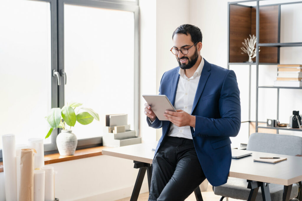 homme d'affaire lunette debout tablette