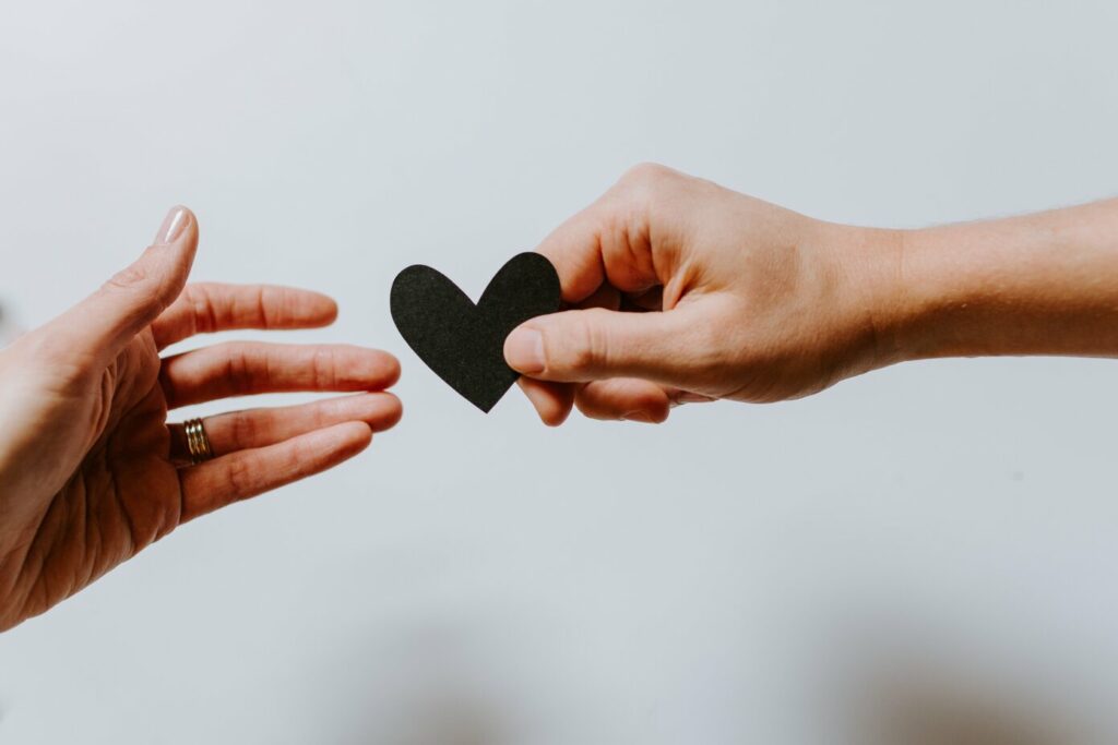 main coeur papier