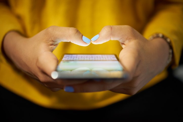 mains cliente smartphone pull jaune
