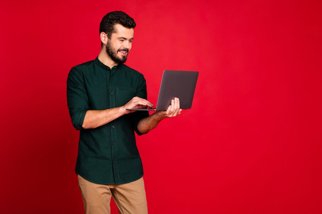 homme barbu chemise ordinateur enjeux management