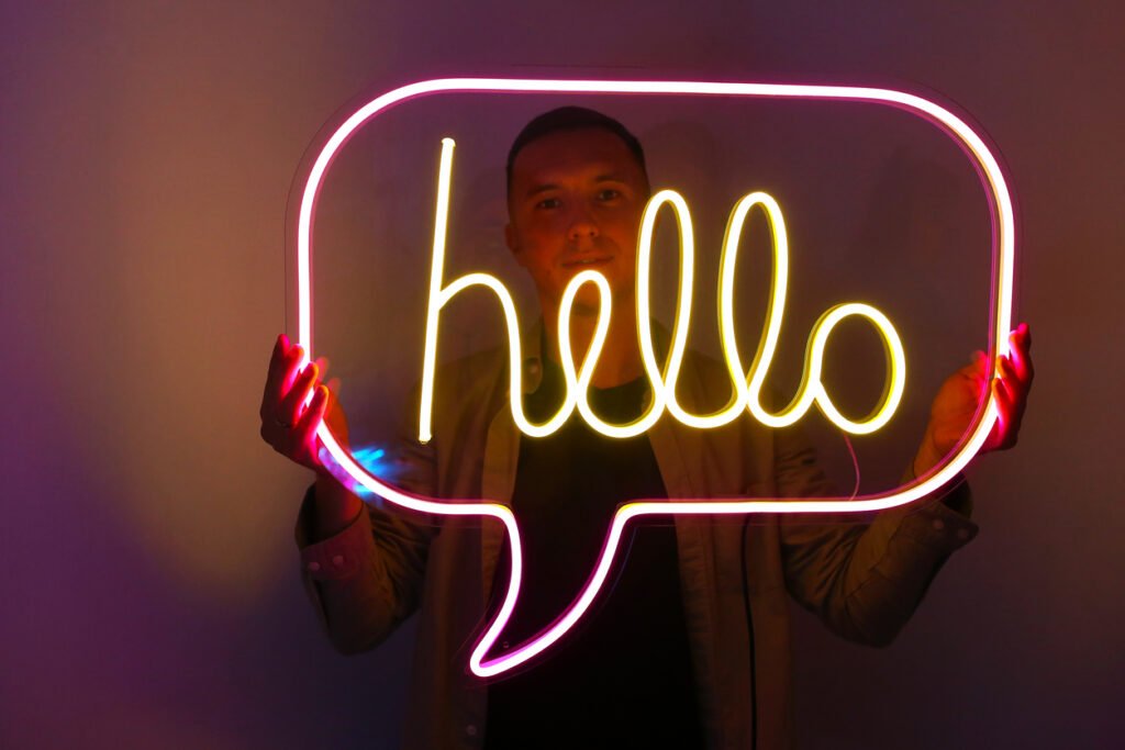 homme souriant néon hello