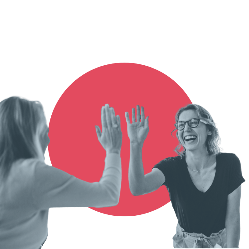 femme manager high five collaboratrice
