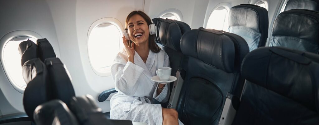 femme assise avion rire tasse peignoir expérience client