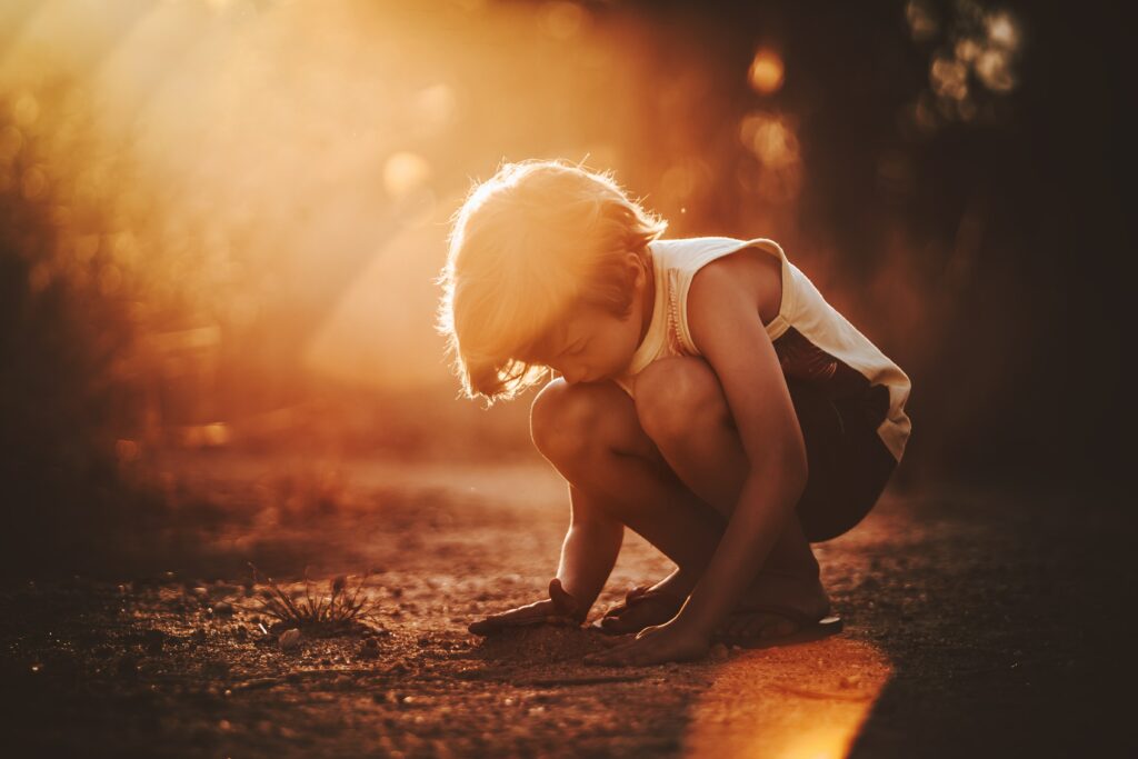 enfant qui joue dans le sable