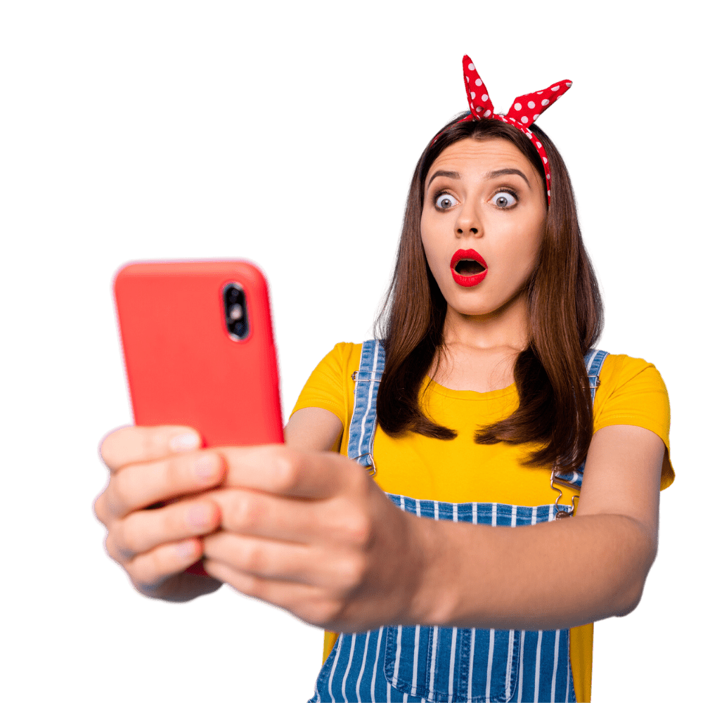Femme en jaune regarde smartphone rouge