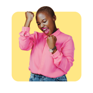 Femme pull rose fond jaune pastel