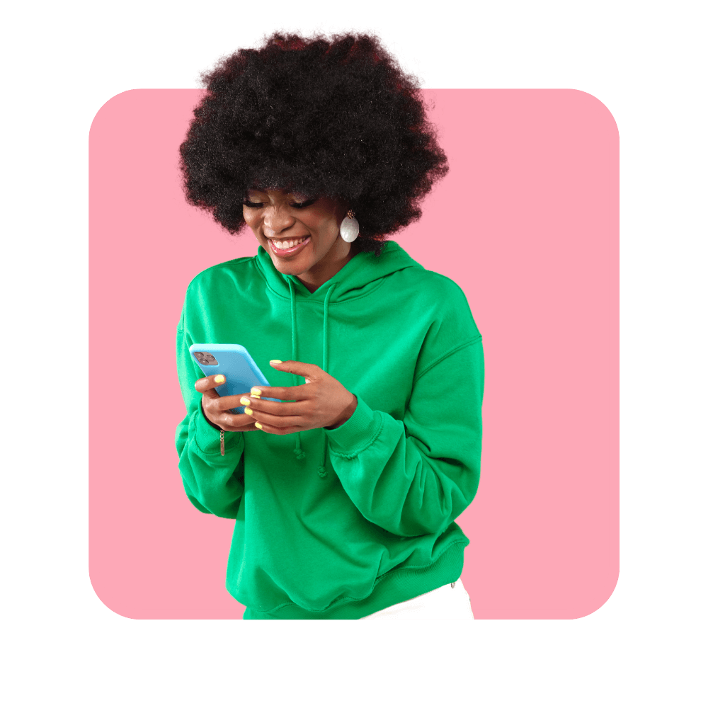Femme en vert sur smartphone fond rose