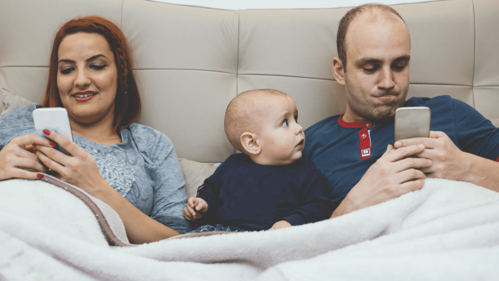 bébé qui regarde son père