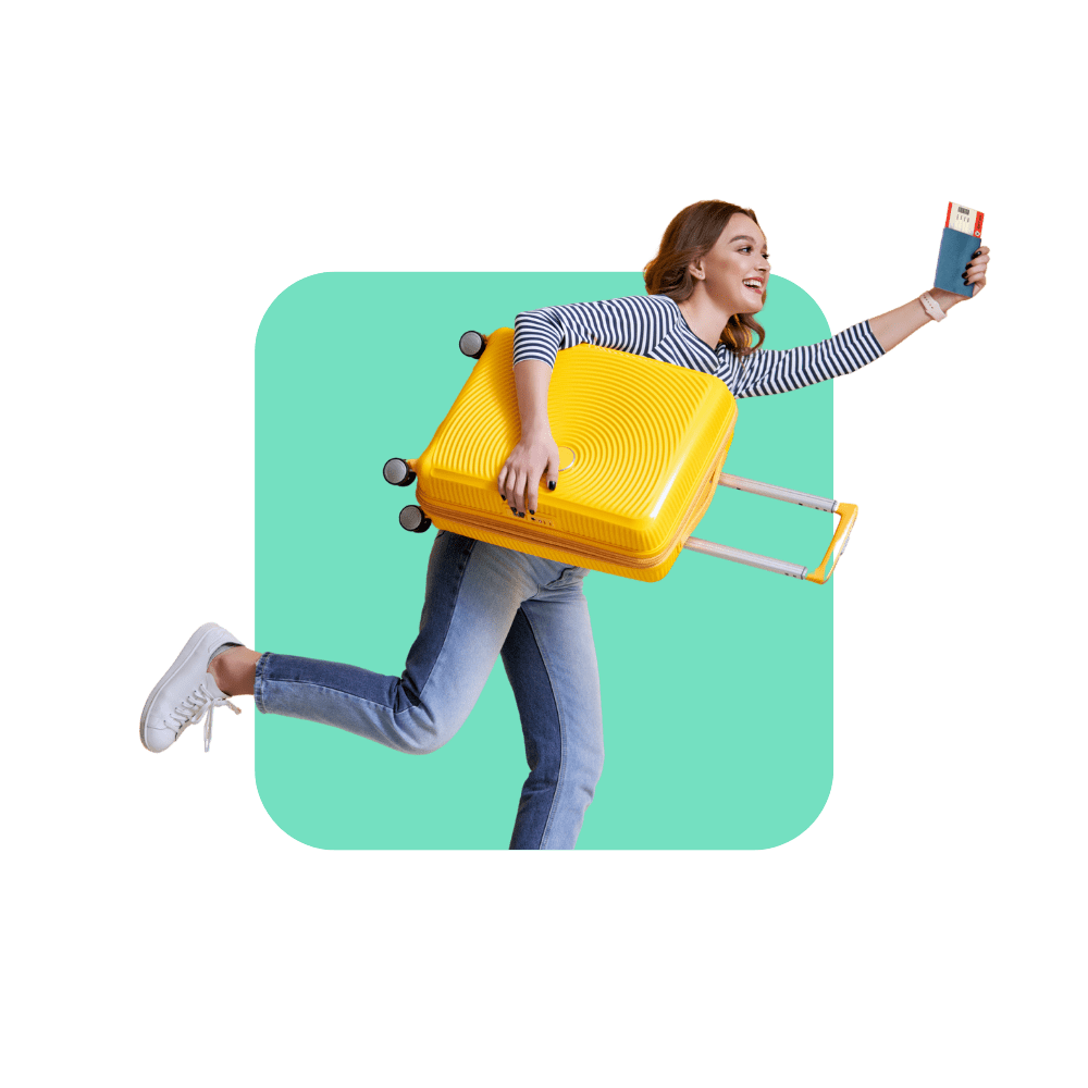 Femme avec valise jaune et téléphone à main fond vert anis - rendre une formation interactive