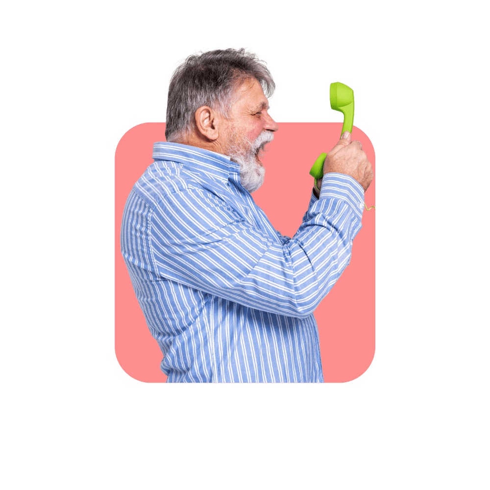 Homme avec chemise rayée bleue hurlant dans un téléphone vert - améliorer la relation client