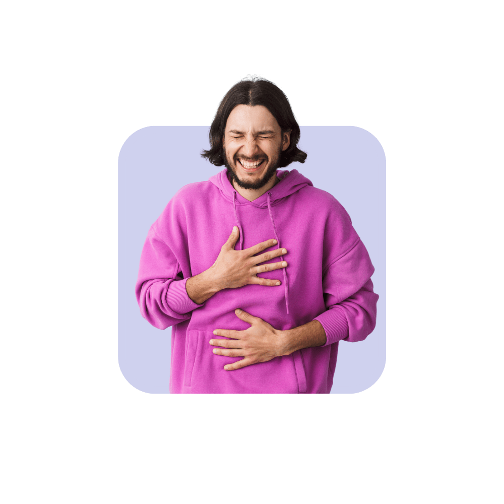 Homme qui rit avec pull à capuche violet sur fond violet clair - améliorer la relation client