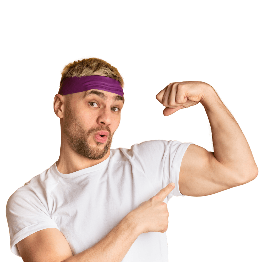 Homme en tee-shirt blanc et bandeau de sport violet montrant ses muscles - coaching en entreprise