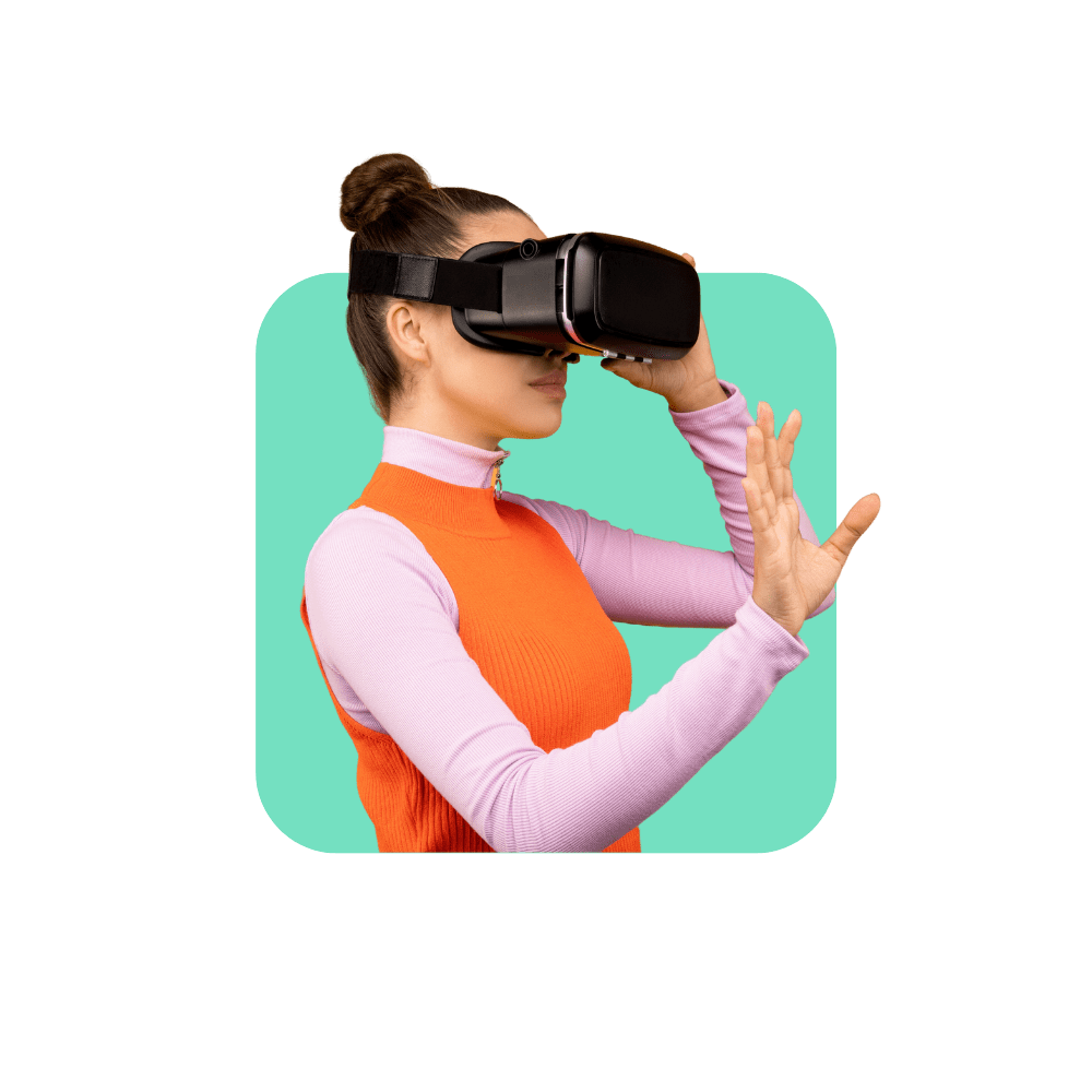 Femme casque virtuel sur la tête et haut orange sur fond vert - IA outil de formation