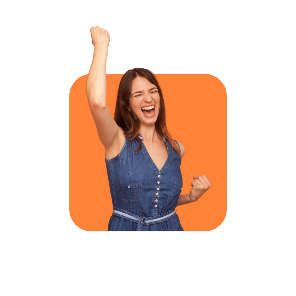Femme en robe en jean qui lève le bras sur fond orange - les soft skills incontournables du manager