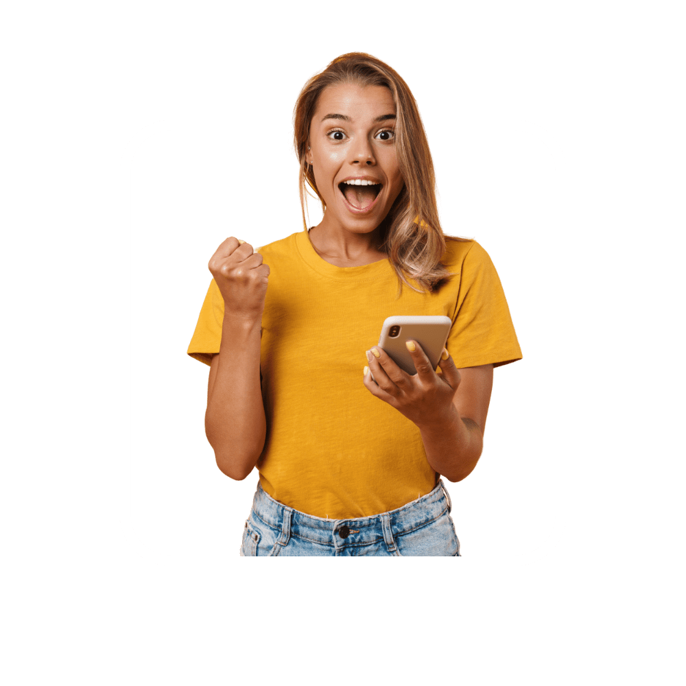 Femme avec tee-shirt jaune, mobile à la main qui serre le point avec cadre blanc sur fond transparent