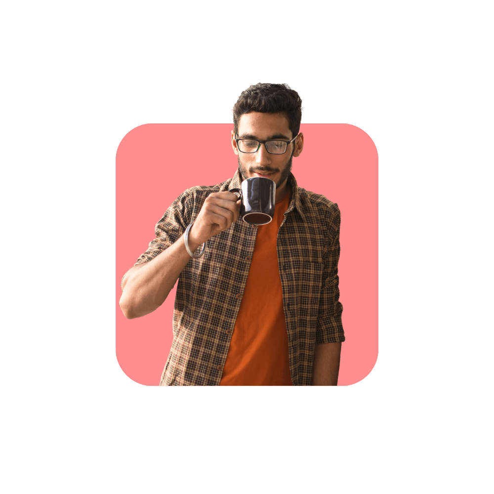 Homme chemise à carreaux buvant du café sur fond rose corail – personnaliser la relation client