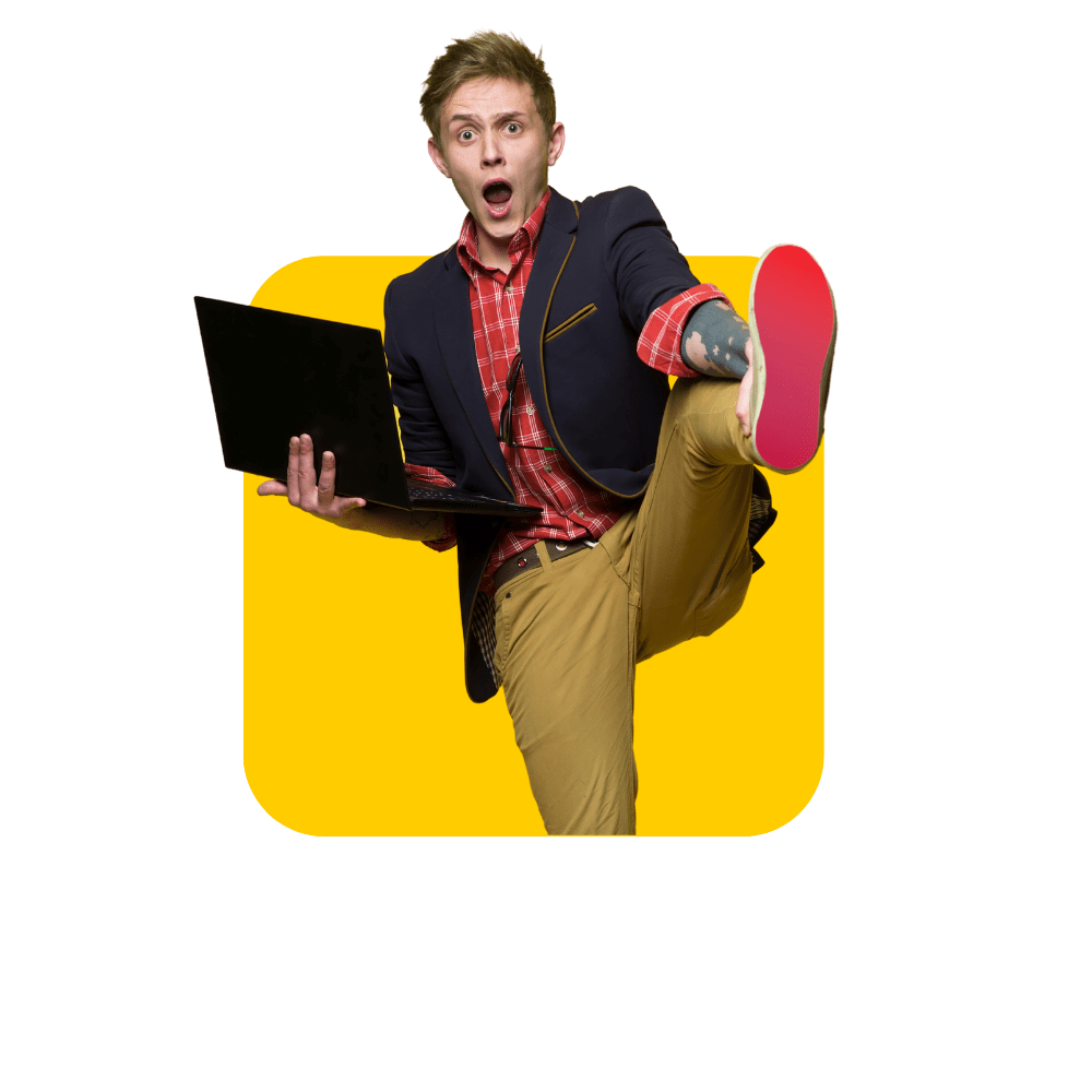 Homme avec chemise rouge ordinateur portable à la main sur fond jaune - déployer une plateforme de formation