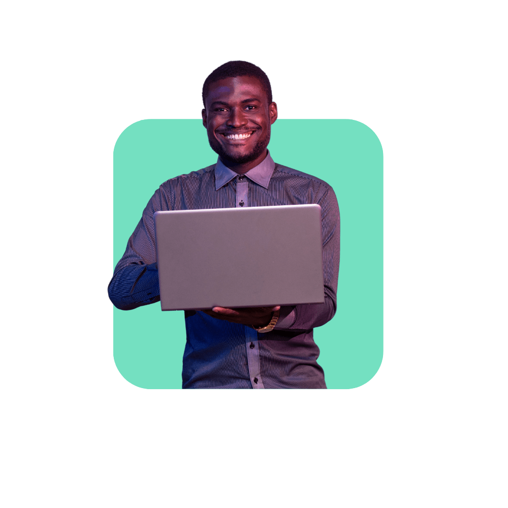 Homme noir avec une ordinateur portable à la main sourit sur fond vert - déployer une plateforme de formation