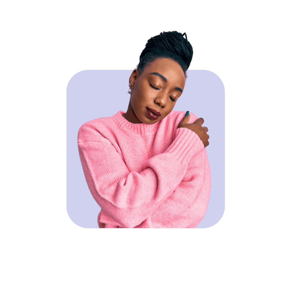 Femme noire avec un pull rose qui se fait un câlin - management par le care symétrie des attentions