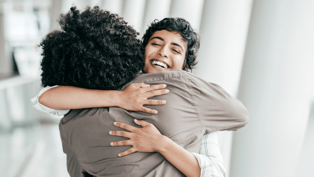 header deux personnes se faisant un câlin homme et femme