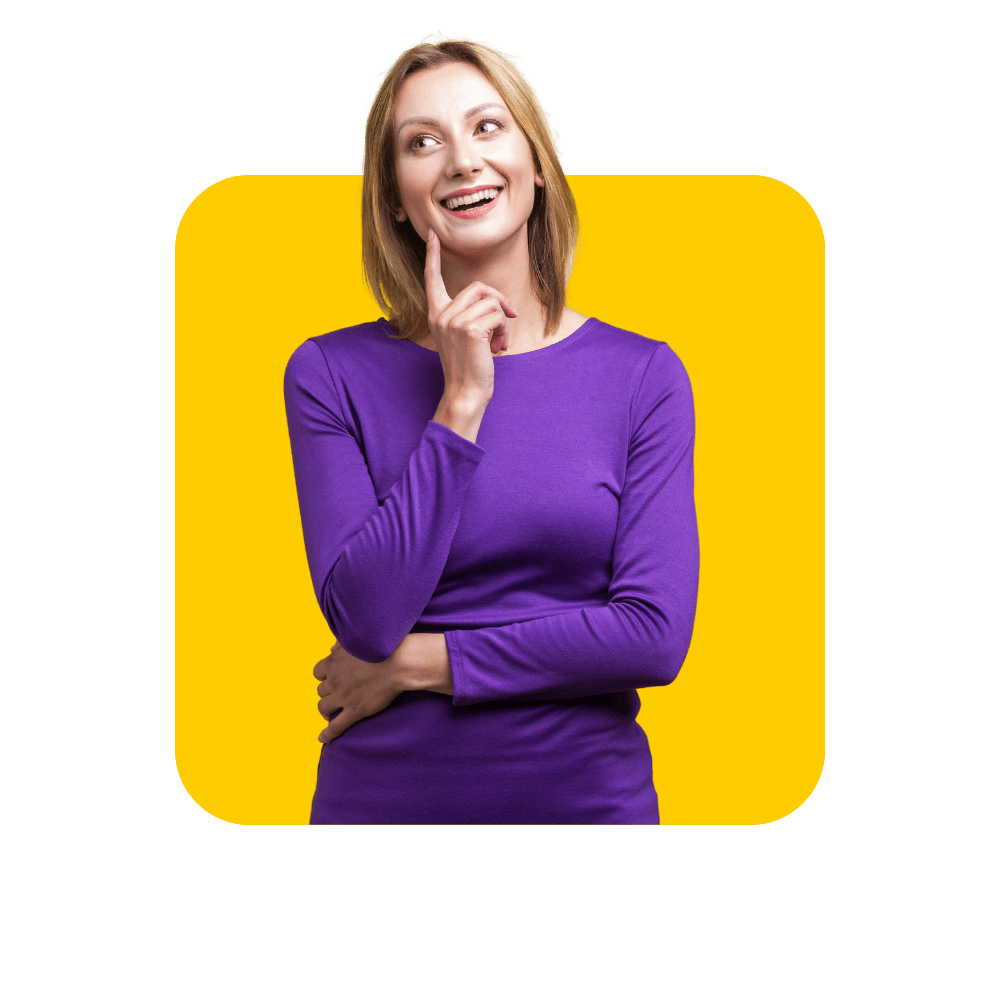 Femme en violet avec doigt sur le menton et sourire - formation relation usager