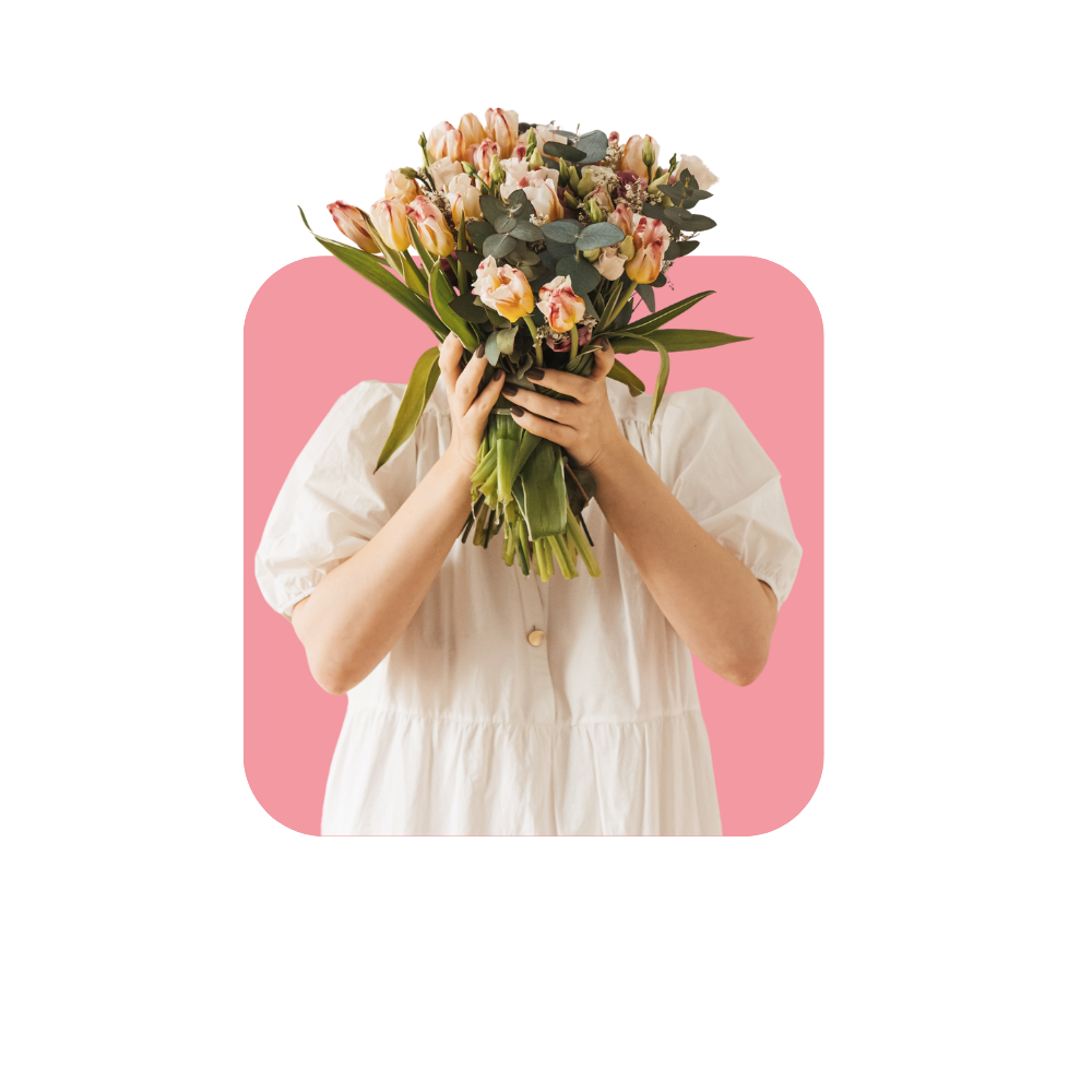 Femme en robe blanche avec bouquet de fleur qui lui couvre le visage sur fond rose - une bonne relation client