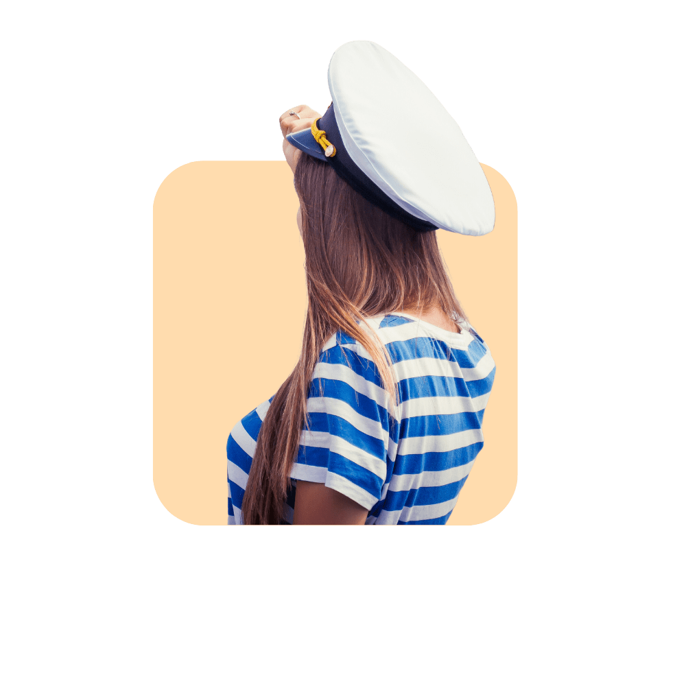 Femme haut marin de dos regarde au loin - sur fond beige