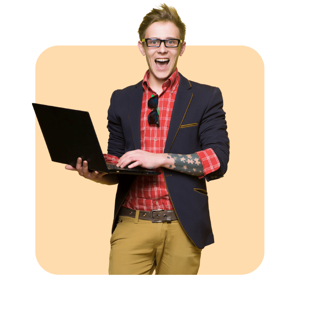 Homme avec chemise a carreaux avec vest de costume qi sourit avec ordinateur portable à la main - digitaliser la formation