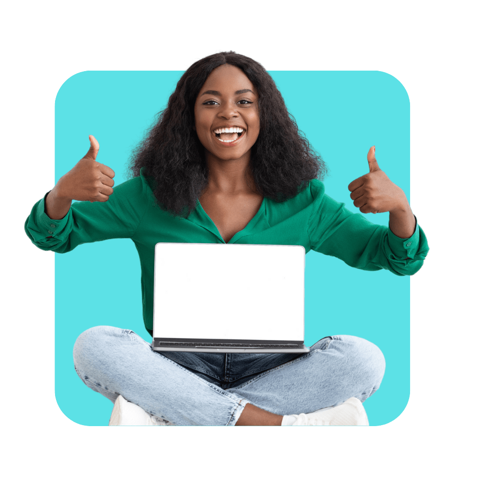 Femme noire avec haut vert pouces en l'air, sourire et ordinateur portable sur les genoux - digitaliser la formation