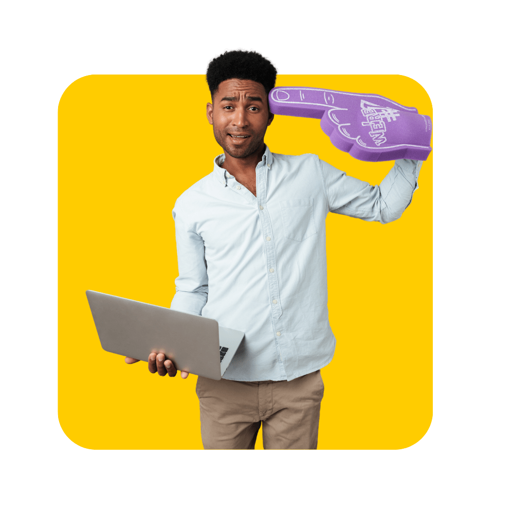 Homme noir en chemise blanche avec ordinateur portable à la main sur fond jaune
