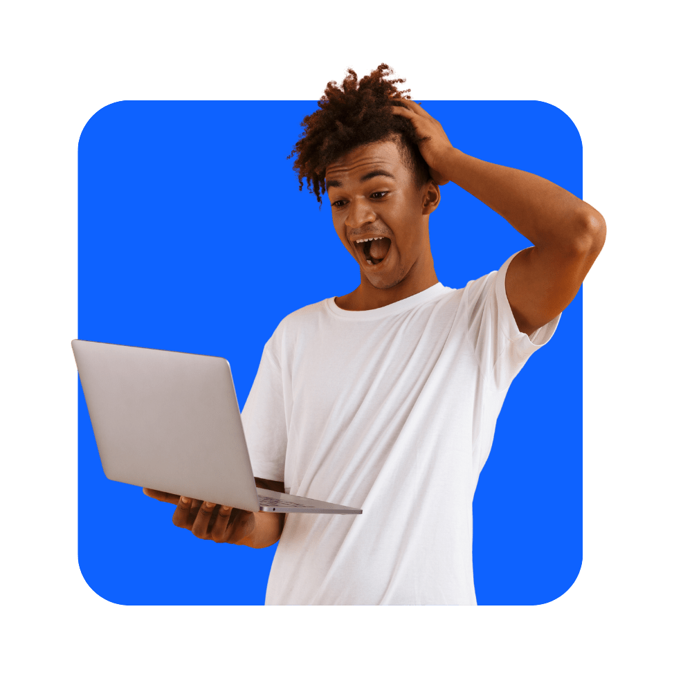 Homme métisse avec tee shirt blanc et ordinateur portable sur fond bleu électrique - digitaliser la formation
