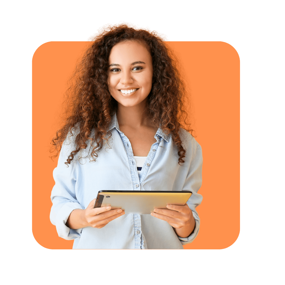 Femme avec chemise tablette à la main sur fond orange - digitaliser la formation