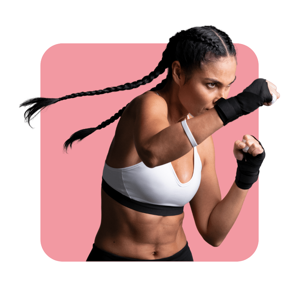 Femme avec tresses, brassière et gants de boxe sur fond rose - le feedback en management