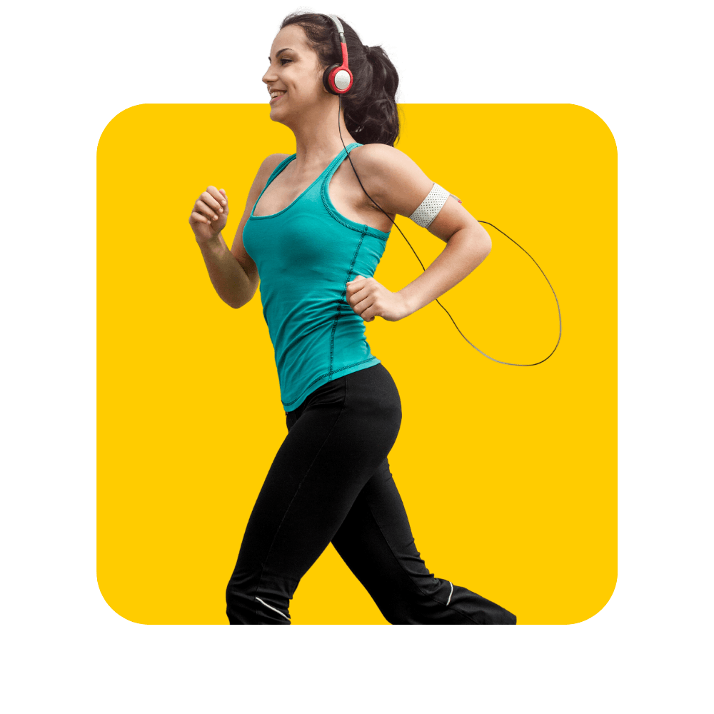 Femme faisant du jogging avec des écouteurs sur fond jaune