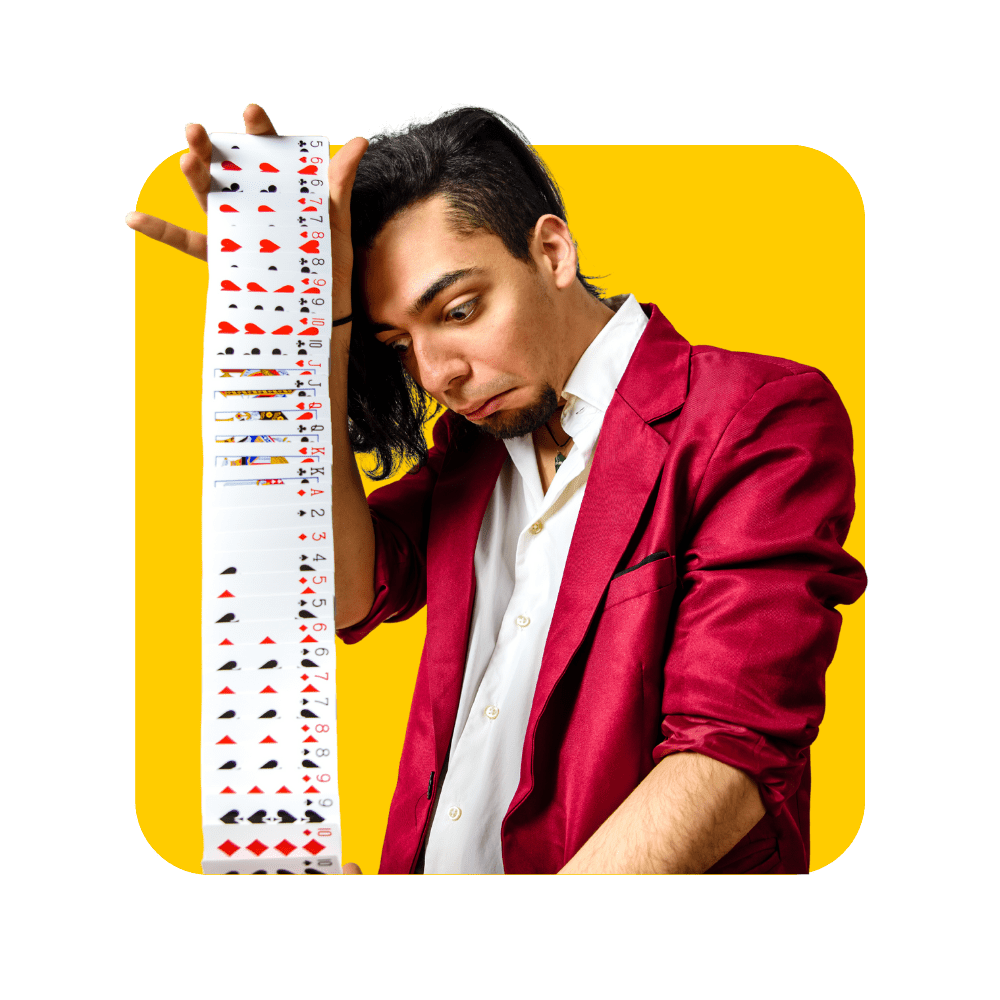 Homme avec veste de costume rouge fait tomber des cartes - former les managers de managers