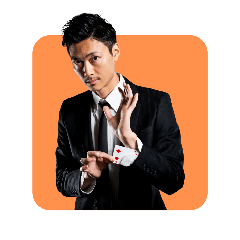 Homme en costume noir avec cravate, qui sort une carte de sa manche sur fond orange - former les managers