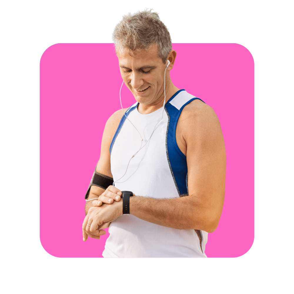 Homme en tenue de sport avec écouteurs sur fond rose - feedback en management