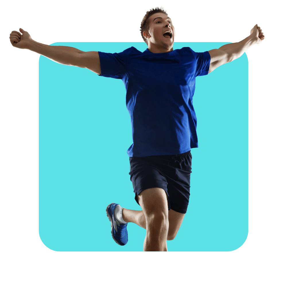 Homme avec tee shirt bleu les bras ouverts en train de courir - feedback en management