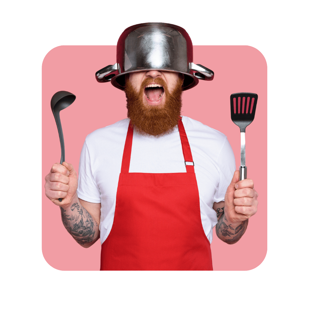 Homme avec couverts de cuisine, passoire sur la tête et tablier rouge sur fond rose - outils de fidélisation clients