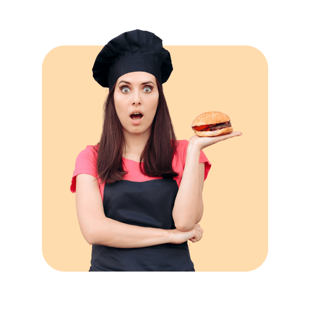 Femme avec tablier et toque noire tee-shirt rose avec hamburger posé sur sa main sur fond oranger - outils de fidélisation clients