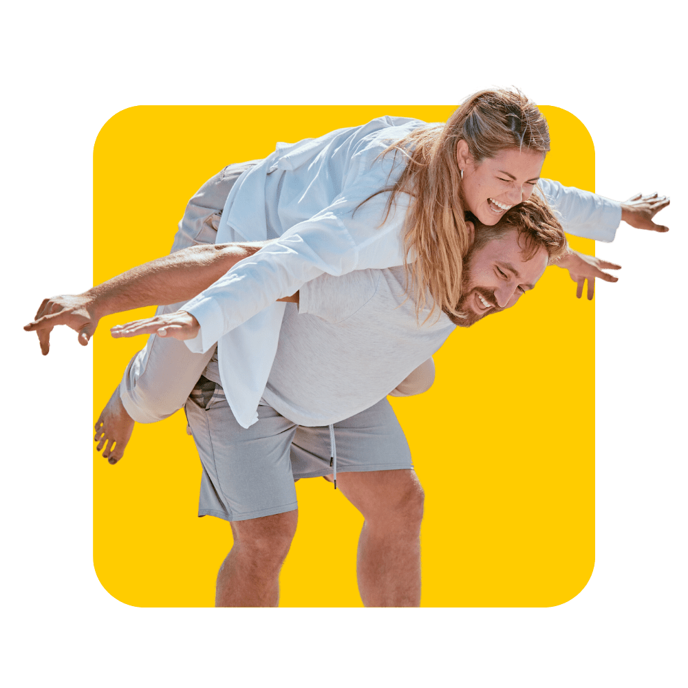 Femme sur le dos d'un homme avec bras tendus sur un fond jaune - formation négociation commerciale