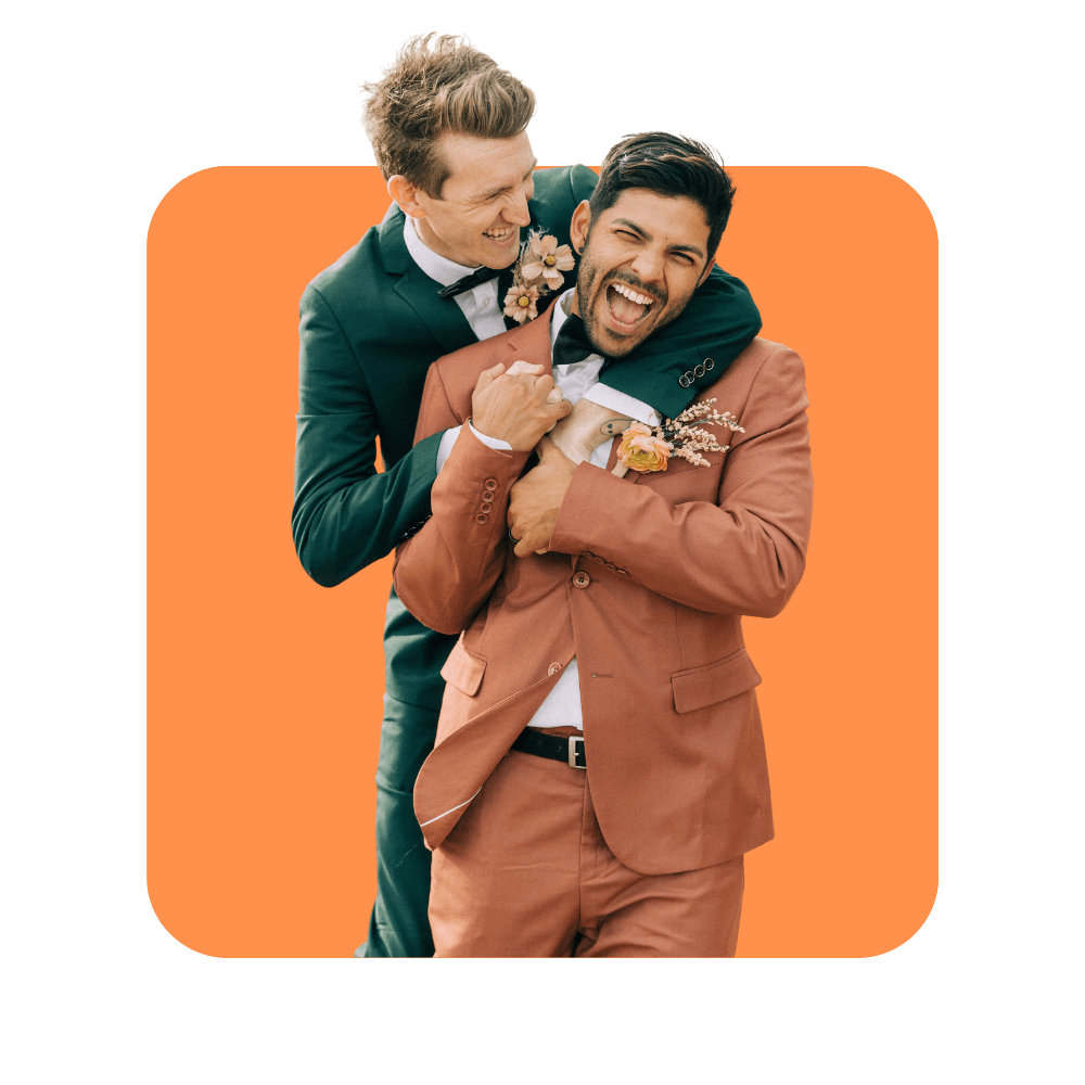 Hommes mariés avec costumes vert et orange se serrant dans les bras sur fond orange - formation négociation commerciale