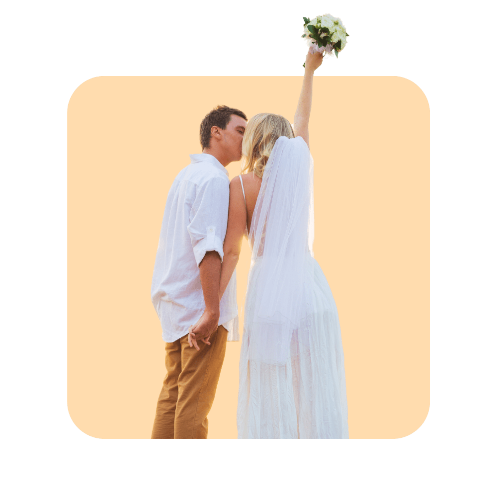 Mariés homme et femme s'embrassant avec bouquet de mariée en l'air sur fond écru - formation négociation commerciale