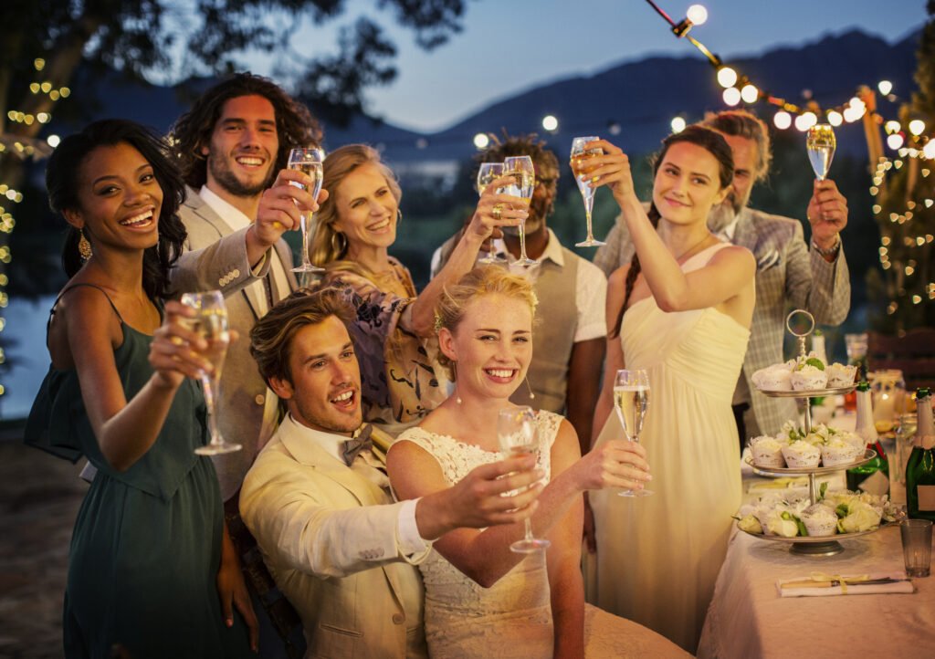 fête de mariage où tout le monde lève son verre et trinque - formation négociation commerciale