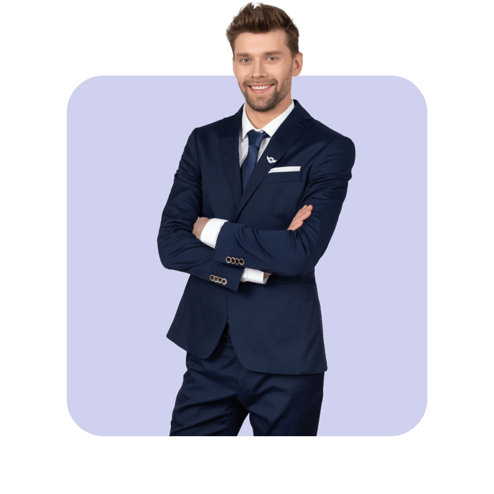 Stewart en costume cravate bleus marines bras croisés sur fond violet