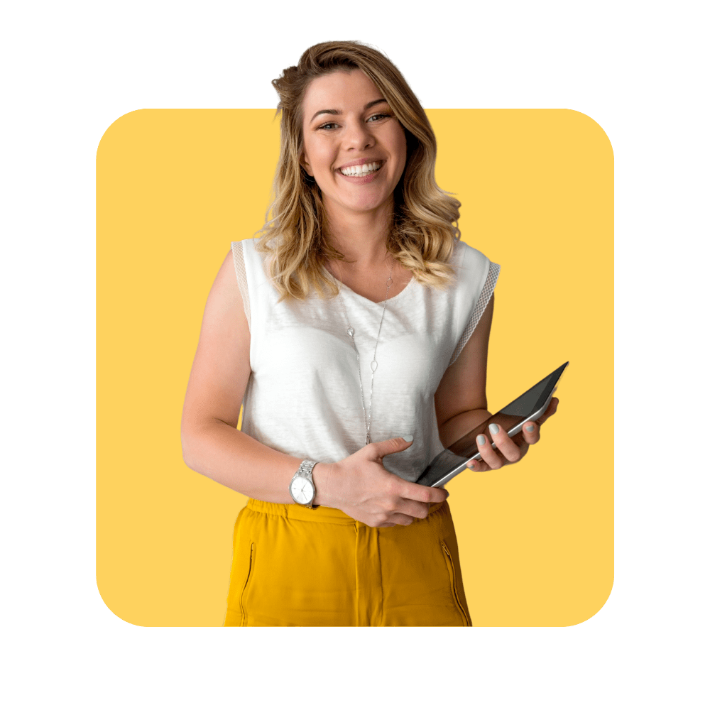 Femme souriante avec haut blanc et pantalon jaune tenant une tablette sur fond jaune - améliorer la relation usager