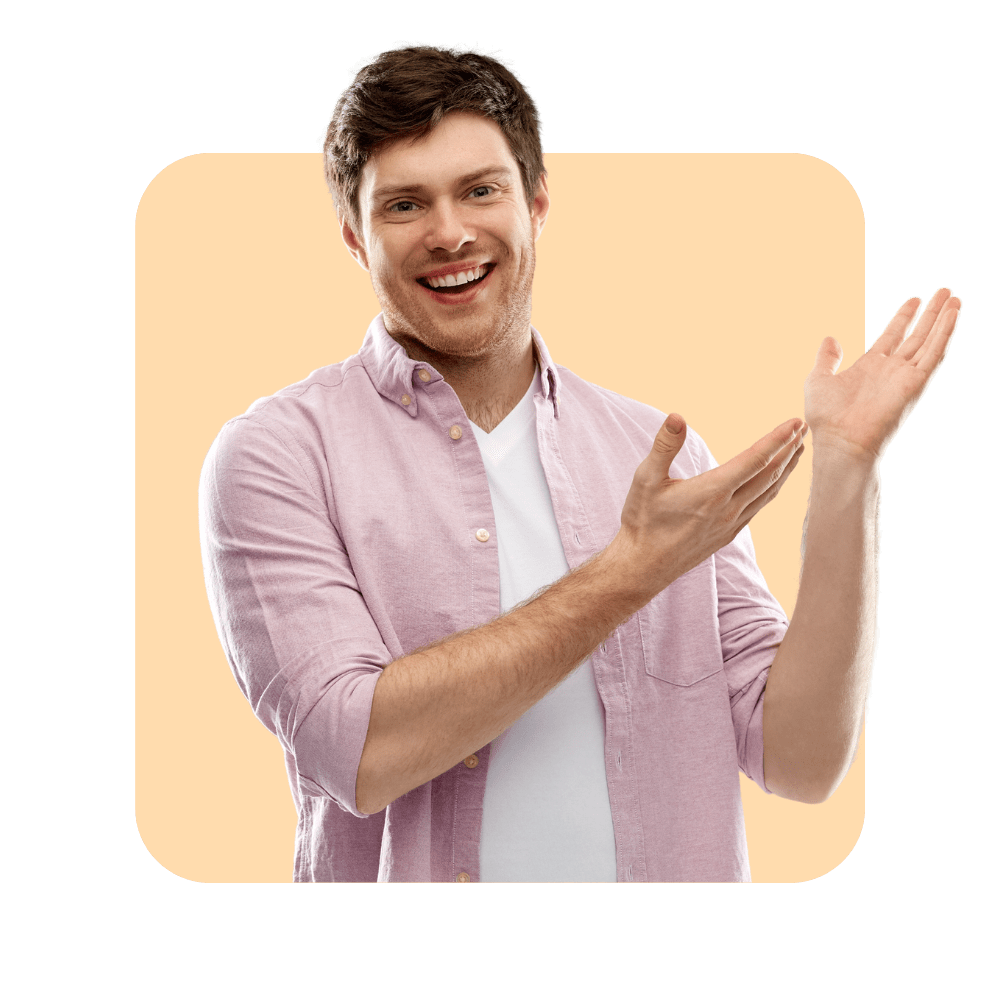 Homme avec chemise rose tee shirt blanc, avec le sourire et mains sur le côté - améliorer la relation usager.